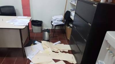 Documentos regados por el suelo fueron encontrados en varias oficinas.