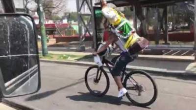 El ciclista mientras transportaba la imágen de San Judas Tadeo sobre su espalda justo antes de impactar con el vehículo.