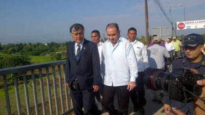 El embajador de Japón en Honduras, Kenji Okada con el alcalde progreseño Alexander López y demás comitiva.