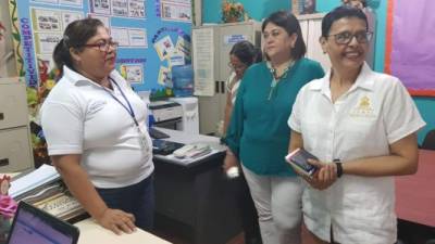 La ministra Rutilia Calderón visitó ayer las oficinas de la Departamental para conocer los avances.