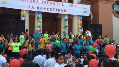 Los escolares celebran este viernes frente a la Catedral haber participado en la campaña infantil.