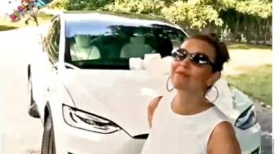 Para su cumpleaños Thalia también recibió un auto como regalo de parte de su esposo Tommy Mottola.