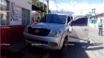 Este era el vehículo en el que se conducían los asaltantes y el cual dejaron abandonado tras el atraco.