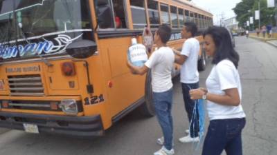 Los estudiantes reunieron dinero en botellones.