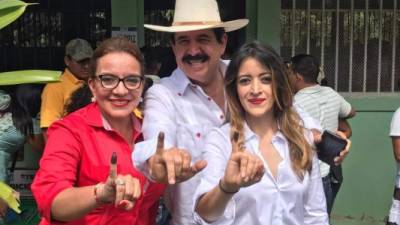 Xiomara Hortensia Zelaya, la hija del expresidente Manuel Zelaya y la excandidata presidencial, Xiomara Castro, acompañó a sus padres a ejercer el voto en Catacamas, Olancho.