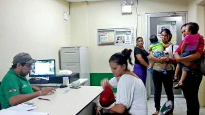 Un grupo de madres inscriben a sus pequeños en la oficina auxiliar del hospital Mario Rivas.
