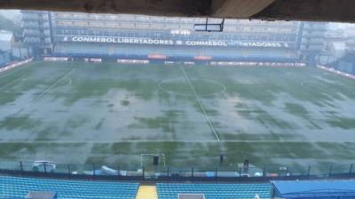 Las fuertes lluvias que caen hoy sobre Buenos Aires han llenado de agua el estadio de La Bombonera, escenario donde se jugaría la final de ida de la Copa Libertadores entre Boca Juniors y River Plate. FOTOS: EFE, AFP Y TWITTER.