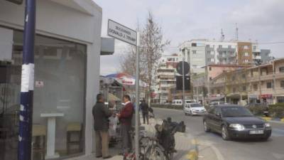 GRA344. KAMZA (ALBANIA), 19/03/2017.- Vista de la calle con el nombre del presidente estadounidense, Donald Trump, en una de las ciudades más pobres de Albania, Kamza, situada al noroeste de Tirana. Donald Trump no es el primer político que figura en el callejero de Kamza, donde también están George Bush, Nicolas Sarkozy o Silvio Berlusconi. EFE/Mimoza Dhima