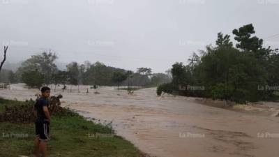 Un niño observa cómo la lluvia está provocando inundaciones en Balfate, Colón, Caribe de Honduras.