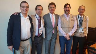Salvador Nasralla se reunió con la misión de la OEA antes de firmar el acuerdo.