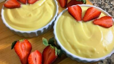 Una opción de postre es servir la crema pastelera con frutas de temporada.