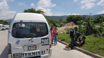 La policía pudo alcanzar la unidad del transporte e intervenir para evitar que el individuo asaltara a los pasajeros.