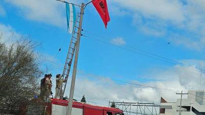 Esta imagen de los bomberos colocando la bandera de Libre ha provocado una lluvia de críticas.