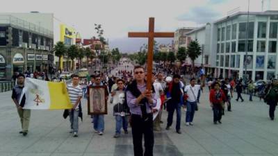 Los migrantes antes de ingresar a la Basílica de la Virgen de Guadalupe en la ciudad de México.