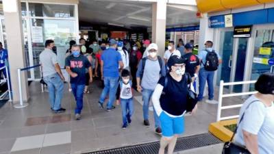 Las terminales marítimas de La Ceiba e Islas de la Bahía permanecen abarrotadas de turistas que viajan al departamento insular a pasar vacaciones de Semana Santa.