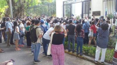 Los artistas han estado manifestándose frente a la sede del Ministerio de Cultura de Cuba.