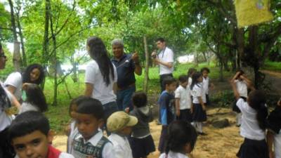 El catedrático Carlos Martínez interactúa con los niños.