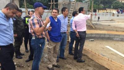 El mandatario Juan Orlando Hernández recorrió el centro de Chamelecón donde se construye el parque recreativo.