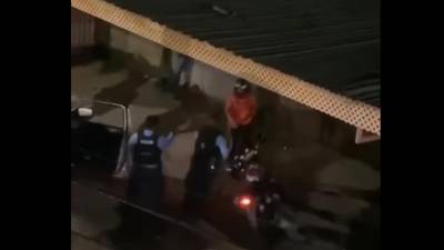 VIDEO: Policías dan brutal golpiza a motociclista en Roatán