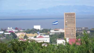 Panorámica de Managua, con el lago homónimo al fondo.