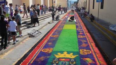 La elaboración de alfombras es el principal atractivo esta semana en la ciudad colonial.