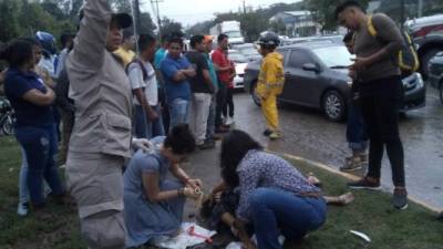 Momento en el que atentían a la joven que resultó herida.