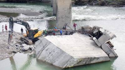 Ayer comenzaron a demoler la estructura dañada para luego levantar una nueva base.