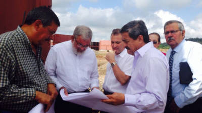 Monseñor Rómulo Emiliani, Luis Larach, Rafael Flores y Jorge Gutiérrez al verificar los planos del proyecto ayer.