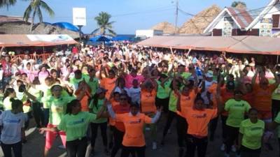 En Omoa hubo gran ambiente. Se bailó zumba a la orilla del mar.