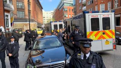 Miembros de la Policía Metropolitana de Londres trasladaban el jueves a un furgón policial al fundador del portal WikiLeaks, Julian Assange. EFE