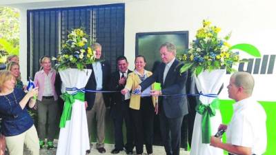 David MacLennan, presidente mundial y CEO de Cargill, en el corte de cinta de la 47 cocina bodega Cargill del país en la escuela Modesto Rodas.