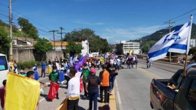 Desde las 8:00 am un grupo de creyentes se reunió en el bulevar Suyapa para dar comienzo al desfile en honor a la Biblia.