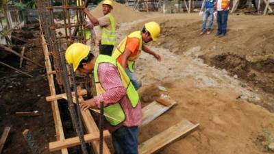 Trabajadores municipales levantan las bases del centro de salud.