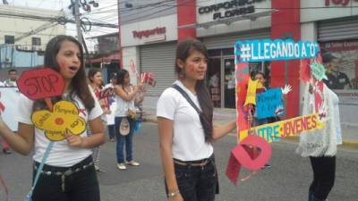 Varias organizaciones que trabajan en la prevención del VIH marcharon este martes para conmemorar el Día Mundial de la Lucha contra el Sida