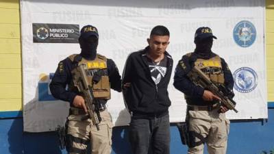 El detenido custodiado por agentes de la Fuerza Nacional Antiextorsión.