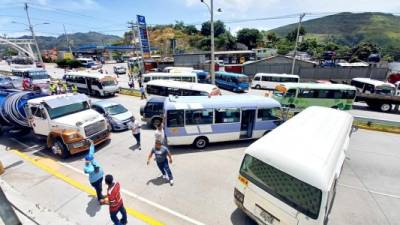 En Tegucigalpa, taxistas y buseros se tomaron todas las salidas y el centro de la ciudad. En el puente del río Danto en La Ceiba hubo caos por el paro de labores. En Vida Nueva, Cofradía, los transportistas bloquearon la C-4 y el paso se detuvo por mediodía y por la tarde el tráfico fue lento por un carril.Fotos: Frankyn Muñoz y Andro Rodríguez