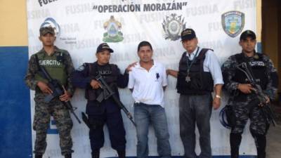 José Saturdino Díaz (40) al momento de ser presentado por agentes de la DPI.
