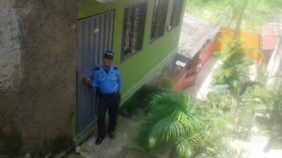 Escena del crimen custodiada por agentes policiales. Foto tomada de Radio América..