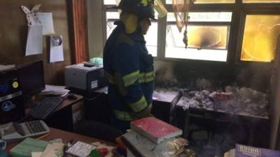 El incendio destruyó papelería importante de la regional de Salud.