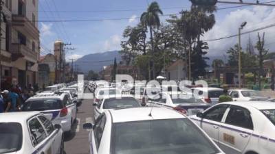 Los taxistas presentarán en los próximos minutos al Congreso Nacional el documento en el cual exigen la rebaja a los carburantes.