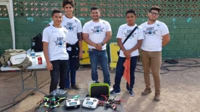 Parte del proyecto de robótica implementado en escuelas que lidera la Funazucar. Estudiantes del instituto oficial Alfonso Hernández Córdova con el docente Inmer Sorto y su hijo. Robots de batalla en una de las competencias del Ihcieti.