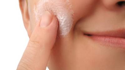 La vaselina ayuda a disminuir las cicatrices de la piel causadas por rasguños.