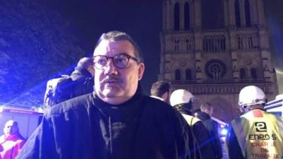 El bombero y sacerdote Jean-Marc Fournier rescató la corona de Jesús del devastador incendio en Notre Dame./Twitter.