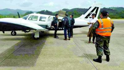 <b>La avioneta en la que llegó el director de Aeronáutica Civil de Guatemala, Francis Argueta, y su comitiva es la primera oficial que cae desde el extranjero. Fotos Melvin Cubas y Moisés Valenzuela</b>