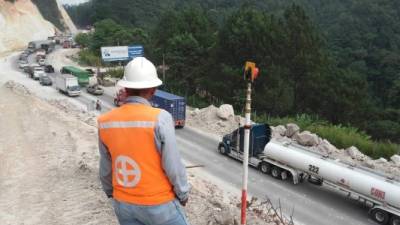 Largas filas se forman en el tramo de la CA-5 que es ampliado. Foto: Wendell Escoto