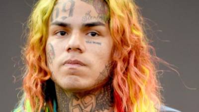 Daniel Hernández, mejor conocido como Tekashi 6ix9ine, ha pasado tiempo en la cárcel por problemas relacionados con pandillas.