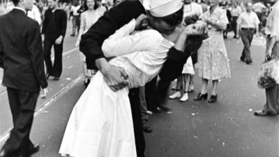 George Mendonsa fue identificado como el marinero que protagonizó el icónico beso en Times Square gracias a la tecnología de reconocimiento facial.