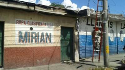 El fuego consumió un bar y una bodega de llantas. Ambos negocios se ubican en la 3 avenida, entre las 9 y 10 calles del barrio Medina en San Pedro Sula.