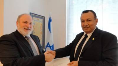 El jefe de Estado de Protocolo de Israel, Reuben Meron, recibe las cartas del embajador Mario Edgardo Castillo Mendoza.