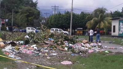 Autoridades de Medicina Forense trabajan en el reconocimiento de los cadáveres.